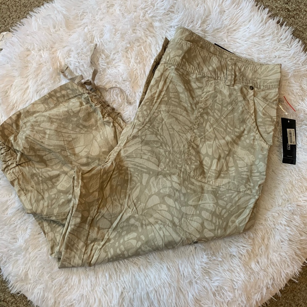 Cargo Capri with ties at hem